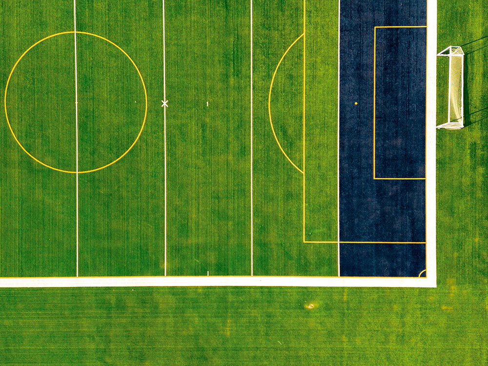 足球场人造草坪如何维护？(图1)